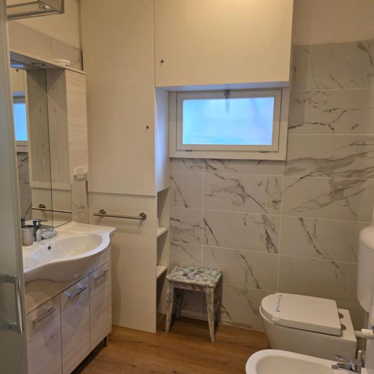 Friendly Venice Suites - Deluxe Suite "Carlo Goldoni" mit Aussicht auf den Campo Santo Stefano - 18