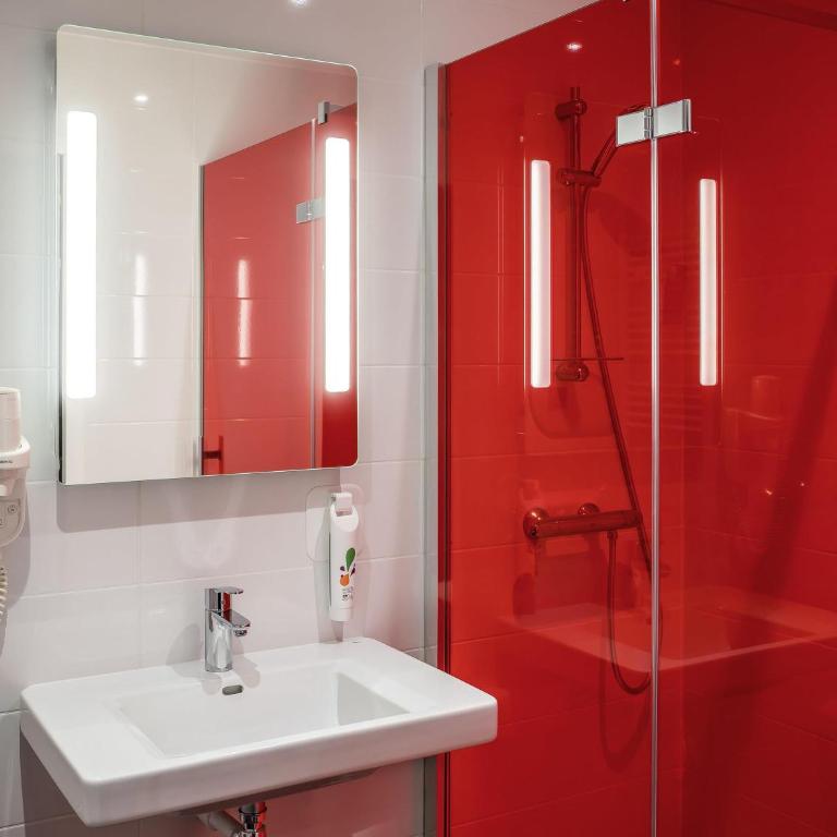 ibis Styles Saumur Gare Centre - Suite Familiale Standard avec 2 Chambres Communicantes - 6