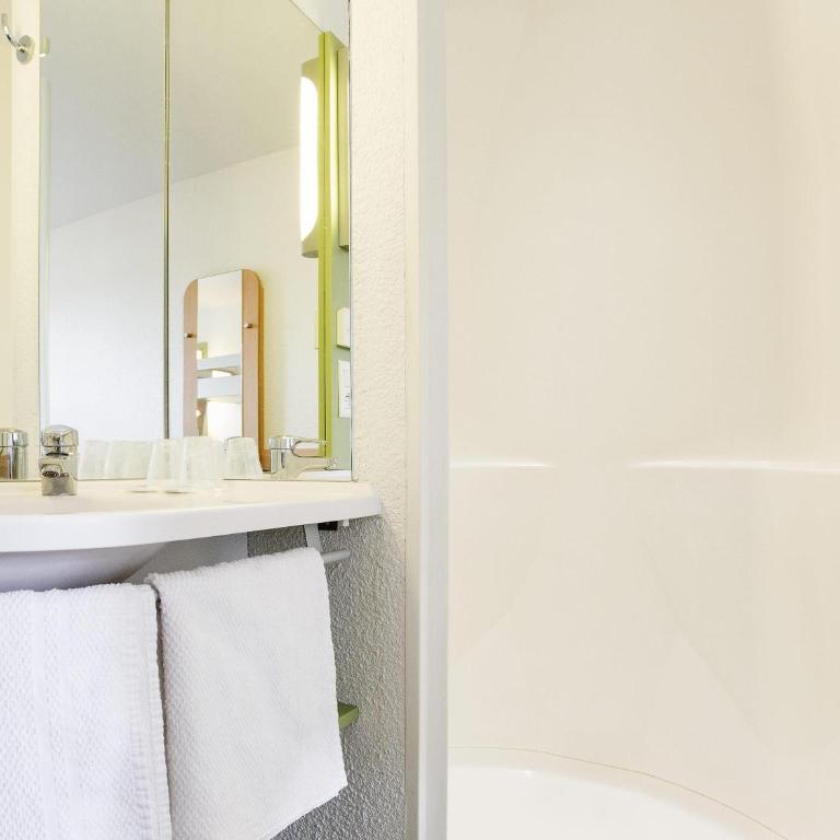 ibis Budget Pau Est - Chambre Triple avec 1 Lit Double et 1 Lit Superposé - 2