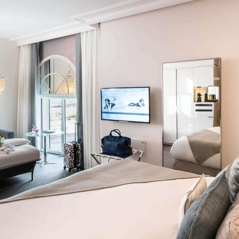 Cures Marines Hotel Thalasso & Spa Trouville - MGallery Collection - Chambre Familiale Deluxe avec 1 Lit King-Size ou 2 Lits Simples et Canapé-Lit - 1