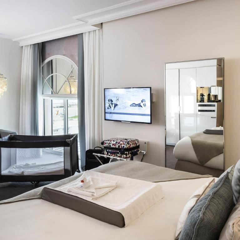 Cures Marines Hotel Thalasso & Spa Trouville - MGallery Collection - Chambre Familiale Deluxe avec 1 Lit King-Size ou 2 Lits Simples et Canapé-Lit - 3