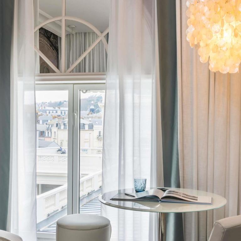 Cures Marines Hotel Thalasso & Spa Trouville - MGallery Collection - Chambre Classique Lit Queen-Size ou Lits Jumeaux - Vue Partielle sur Mer ou Port - 5