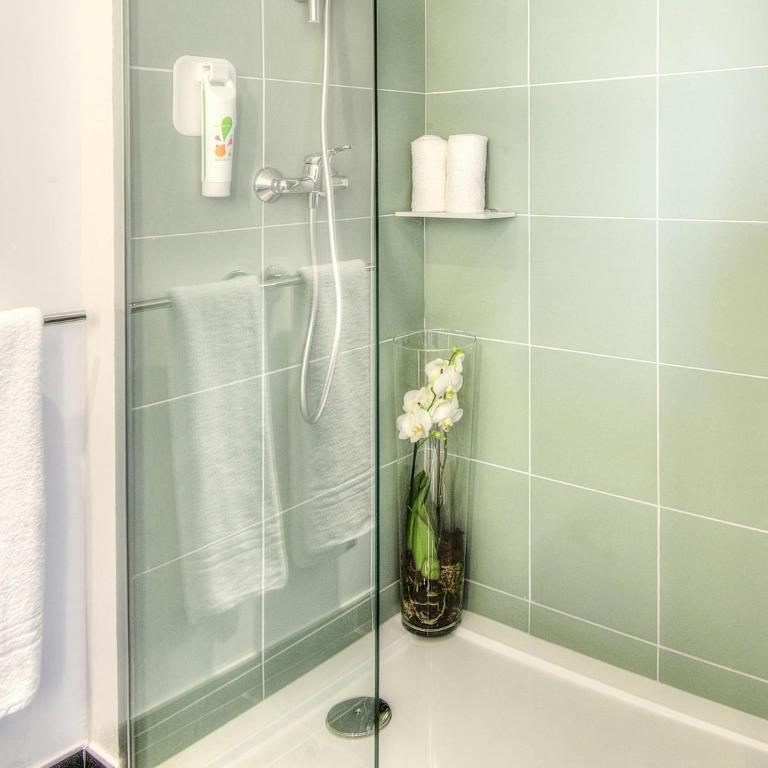 Ibis Styles Nice Centre Gare - Queen Room with Sofa Bed for 1 Child - 4