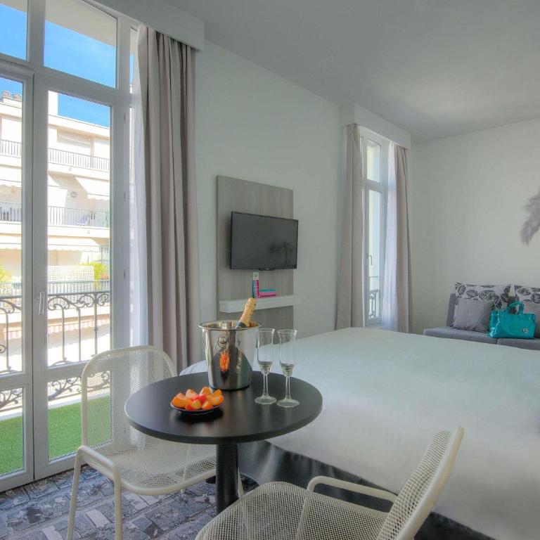 Ibis Styles Nice Centre Gare - Queen Room with Terrace and City View - 6