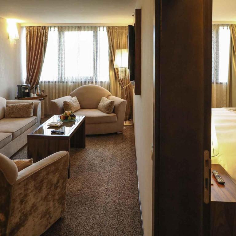 Movenpick hotel Sarajevo - Junior Suite sa Bračnim Krevetom (King-size) i Hidromasažnom Kadom - Okrenut ka Putu - 1