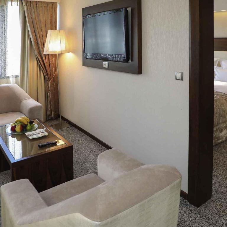 Movenpick hotel Sarajevo - Junior Suite sa Bračnim Krevetom (King-size) i Hidromasažnom Kadom - Okrenut ka Putu - 2