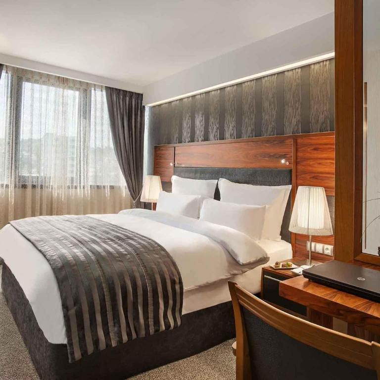 Movenpick hotel Sarajevo - Junior Suite sa Bračnim Krevetom (King-size) i Hidromasažnom Kadom - Okrenut ka Putu - 3