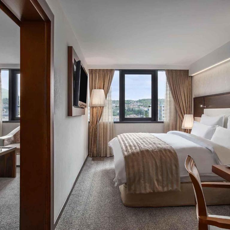 Movenpick hotel Sarajevo - Junior Suite sa Bračnim Krevetom (King-size) i Hidromasažnom Kadom - Okrenut ka Putu - 4
