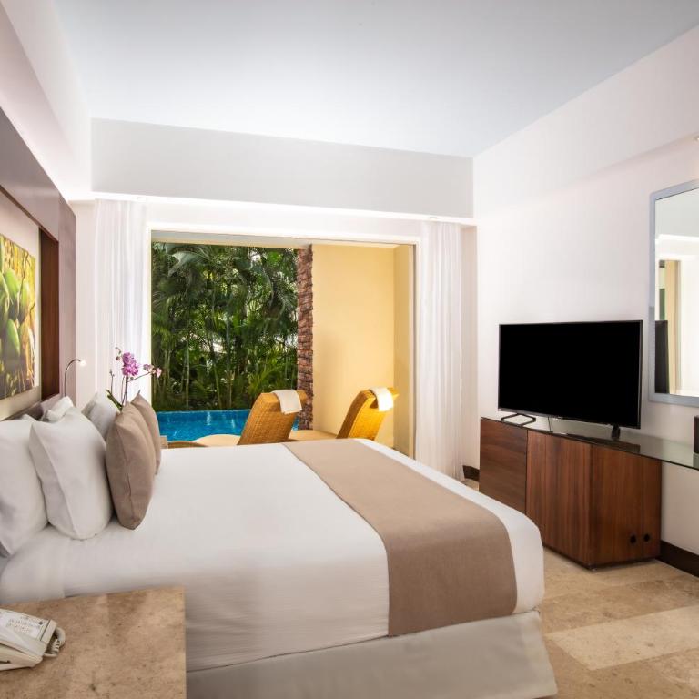 Krystal Grand Nuevo Vallarta - Suite Junior Club Altitude con cama extragrande y acceso directo a la piscina - 5