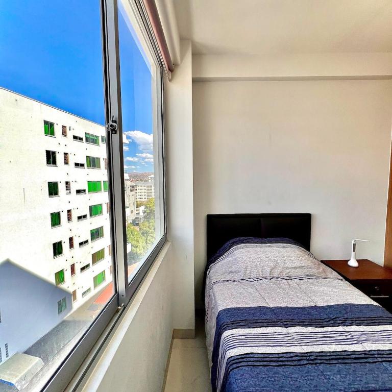 Departamento moderno con hermosa vista a Cochabamba - Three-Bedroom Apartment - 12