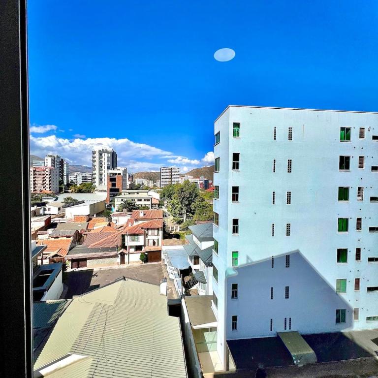Departamento moderno con hermosa vista a Cochabamba - Three-Bedroom Apartment - 13