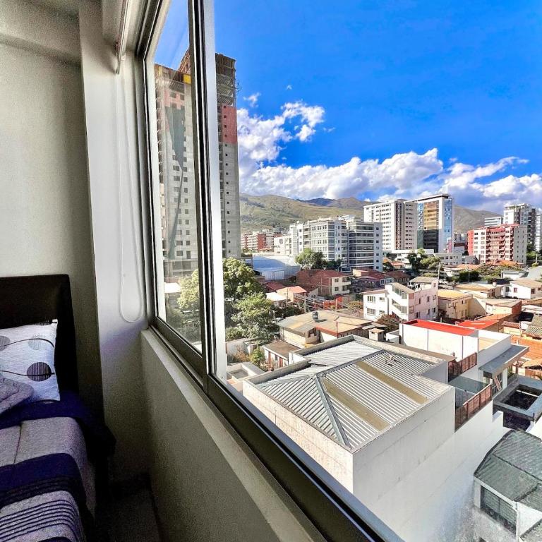 Departamento moderno con hermosa vista a Cochabamba - Three-Bedroom Apartment - 14