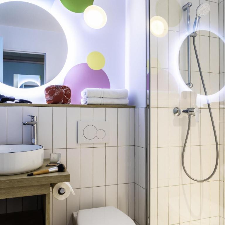Ibis Styles Paris Saint Denis Pleyel - Chambre Familiale avec 2 Lits Simples et Lit Superposé - 4