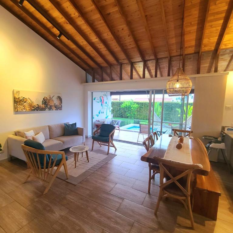 Casa Campestre en zona exclusiva con Jacuzzi, a 10 min del aeropuerto, 20 min parque del café, WiFi, parqueadero privado, vigilancia 24 hrs y amplias zonas sociales - Casa de 2 dormitorios - 9