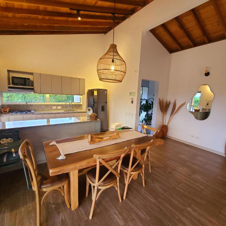 Casa Campestre en zona exclusiva con Jacuzzi, a 10 min del aeropuerto, 20 min parque del café, WiFi, parqueadero privado, vigilancia 24 hrs y amplias zonas sociales - Casa de 2 dormitorios - 48