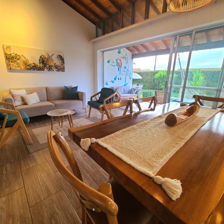 Casa Campestre en zona exclusiva con Jacuzzi, a 10 min del aeropuerto, 20 min parque del café, WiFi, parqueadero privado, vigilancia 24 hrs y amplias zonas sociales - Casa de 2 dormitorios - 22