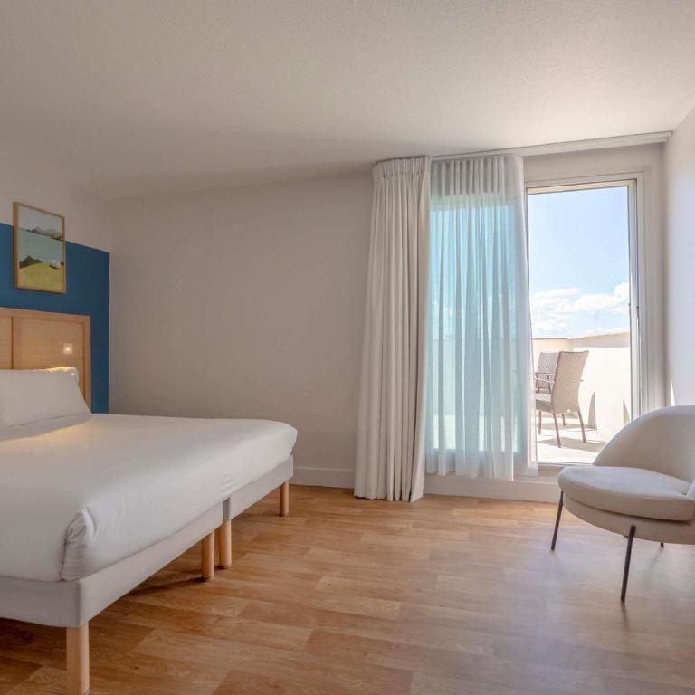 ibis Styles Biarritz Plage - Chambre Familiale avec Terrasse - Vue sur Mer - 4