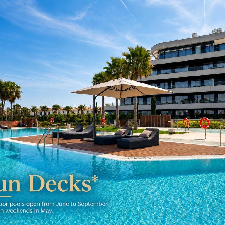 LolaBeachfront - Indoor Heated Pool & Spa - Premium Gym - Private Garden - 5 min Train to Airport - Deluxe Apartment mit 1 Schlafzimmer und Gartenblick - 47