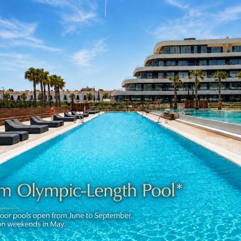 LolaBeachfront - Indoor Heated Pool & Spa - Premium Gym - Private Garden - 5 min Train to Airport - Deluxe Apartment mit 1 Schlafzimmer und Gartenblick - 48