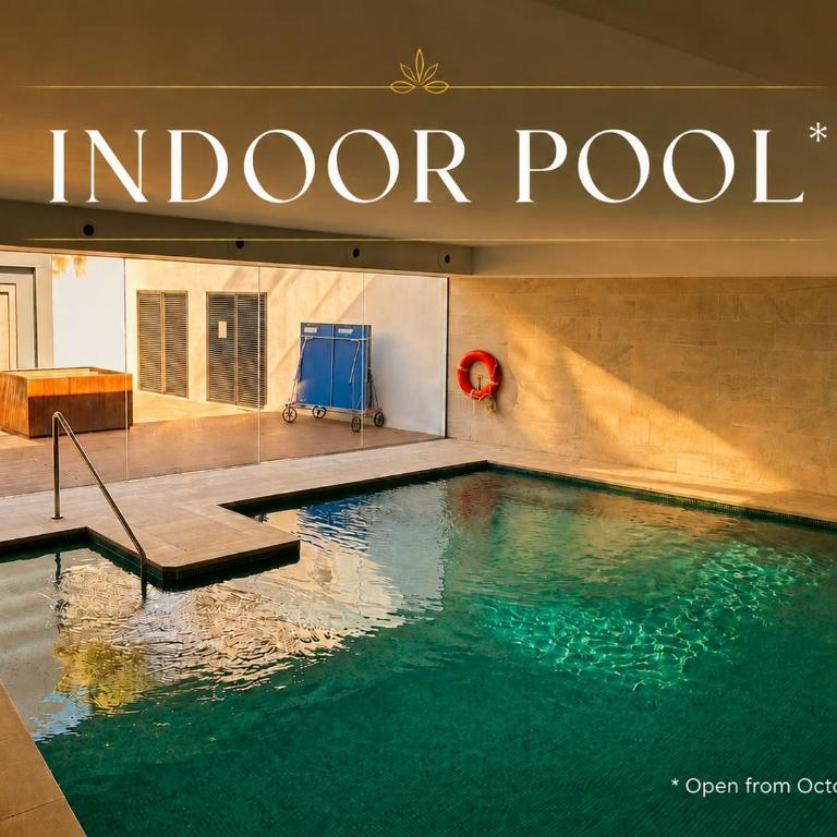 LolaBeachfront - Indoor Heated Pool & Spa - Premium Gym - Private Garden - 5 min Train to Airport - Deluxe Apartment mit 1 Schlafzimmer und Gartenblick - 5