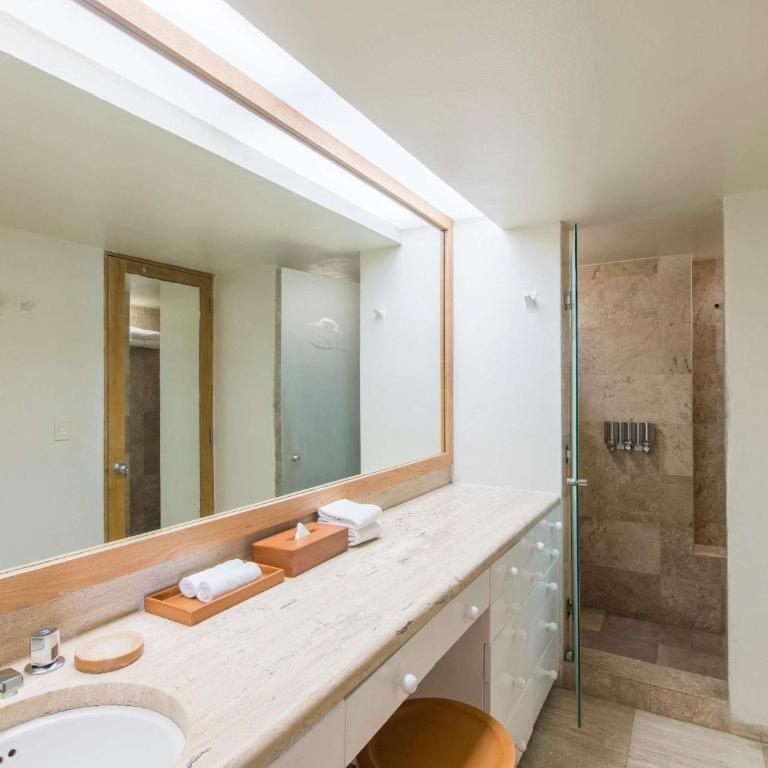 Club Regina Cancun - One-Bedroom King Suite with Jacuzzi, Balcony and Garden View - 2