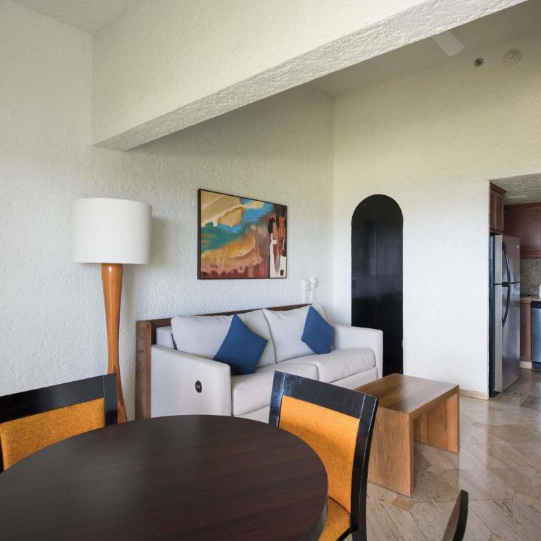 Club Regina Cancun - Classic Studio with King Bed, Balcony and Garden View - 4