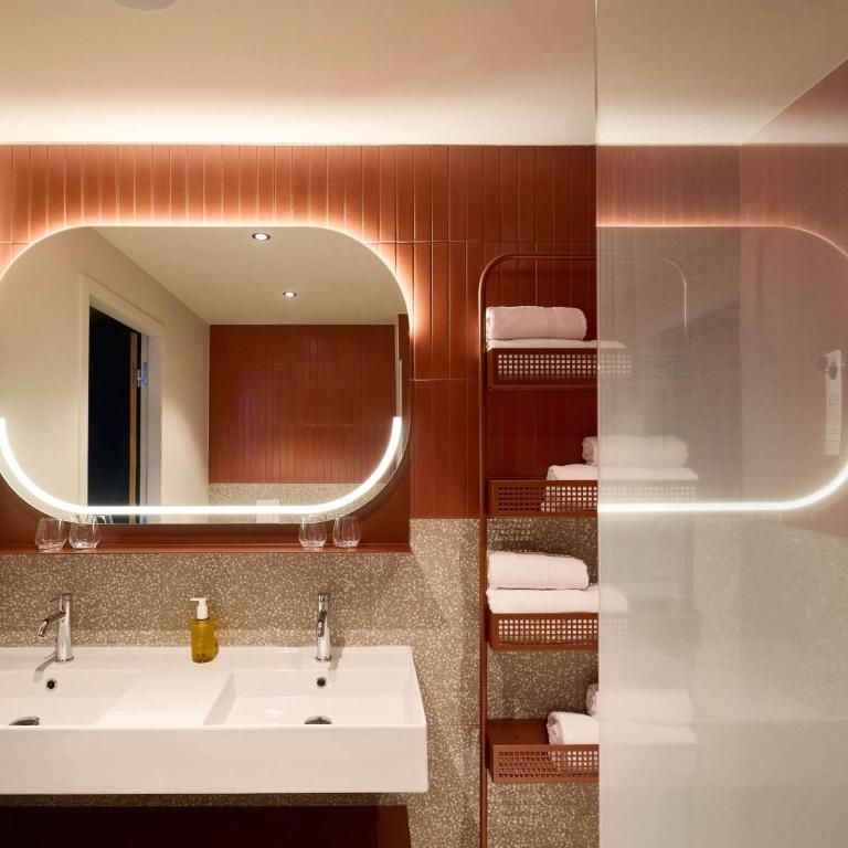 You Hotel Amiens - Handwritten Collection - Deluxe Double Room with One Bunk Bed - 3