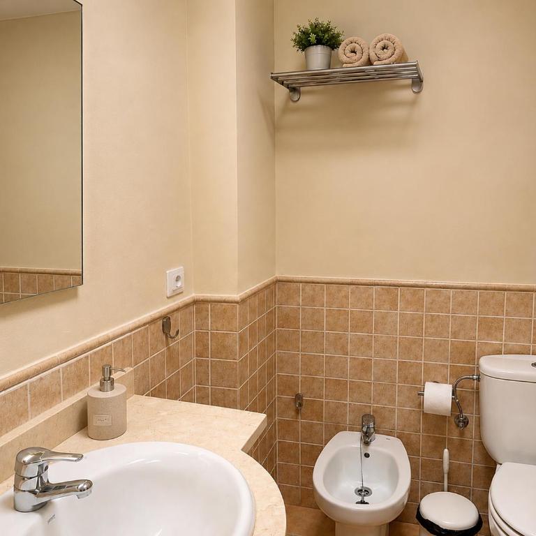 Las Brisas Duplex - 3-Bedroom House, AC, Pool & BBQ - Casa de 3 dormitorios - 19