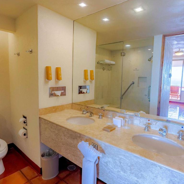 Club Regina Puerto Vallarta - One-Bedroom Penthouse King Suite with Jacuzzi and Harbor View - 3