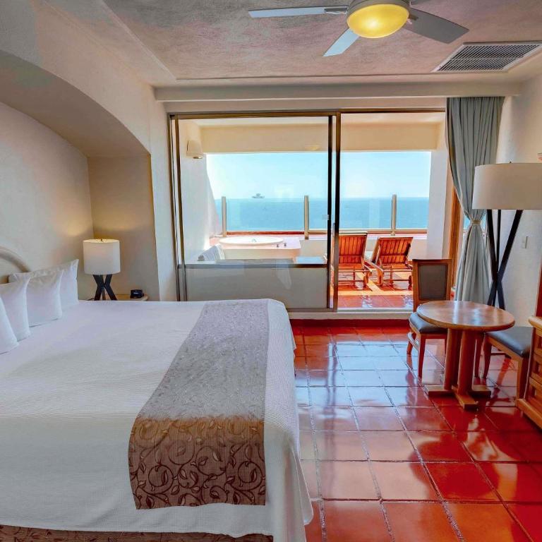 Club Regina Puerto Vallarta - One-Bedroom Penthouse King Suite with Jacuzzi and Ocean View - 4