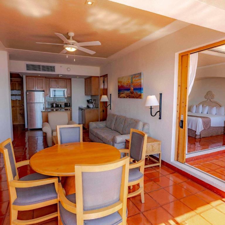 Club Regina Puerto Vallarta - One-Bedroom Penthouse King Suite with Jacuzzi and Harbor View - 6
