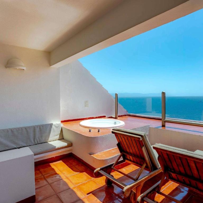 Club Regina Puerto Vallarta - One-Bedroom Penthouse King Suite with Jacuzzi and Ocean View - 10