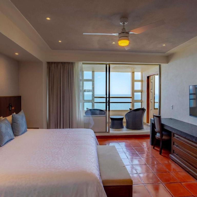 Club Regina Puerto Vallarta - One-Bedroom King Suite with Jacuzzi, Terrace and Oceanfront View - 4