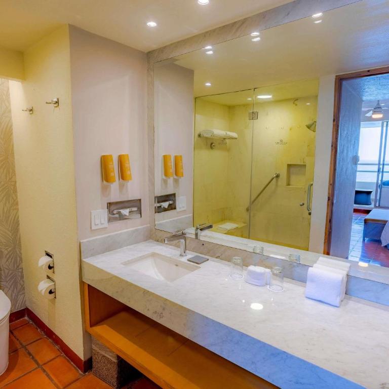 Club Regina Puerto Vallarta - One-Bedroom King Suite with Jacuzzi, Terrace and Oceanfront View - 9
