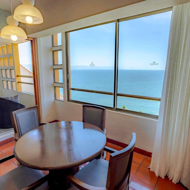 Club Regina Puerto Vallarta - One-Bedroom King Suite with Jacuzzi, Terrace and Oceanfront View - 11