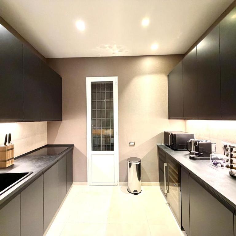 Easydomus Rome - Deluxe Three-Bedroom Apartment - Address: Via Angelo Brunetti 47 - 4