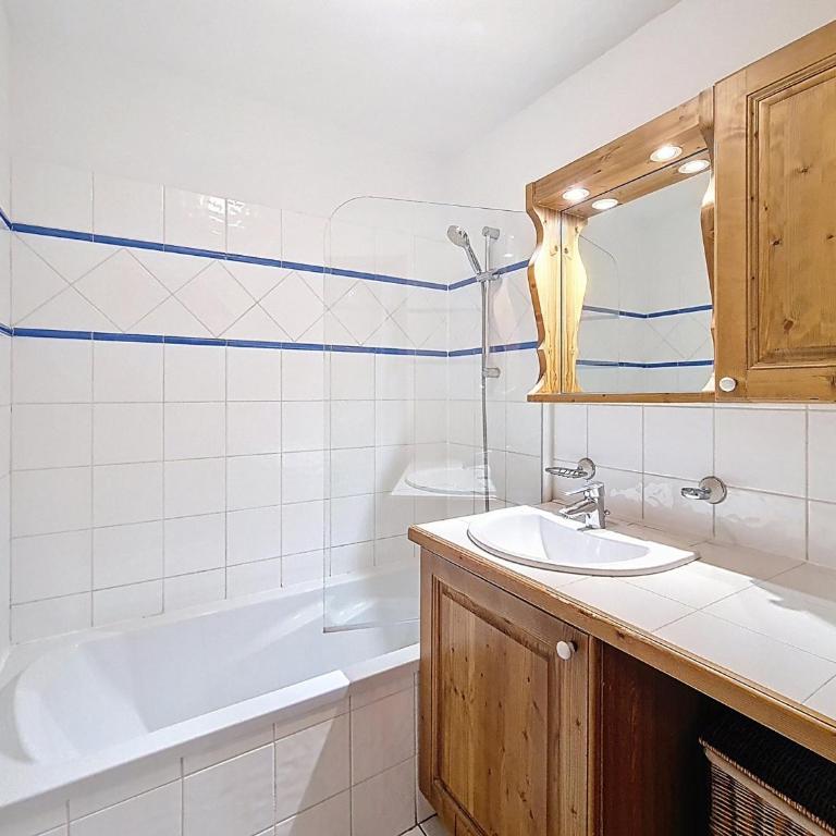 Appartement spacieux 3 pièces proche des pistes avec terrasse, piscine et parking - FR-1-344-1249 - Appartement - 12