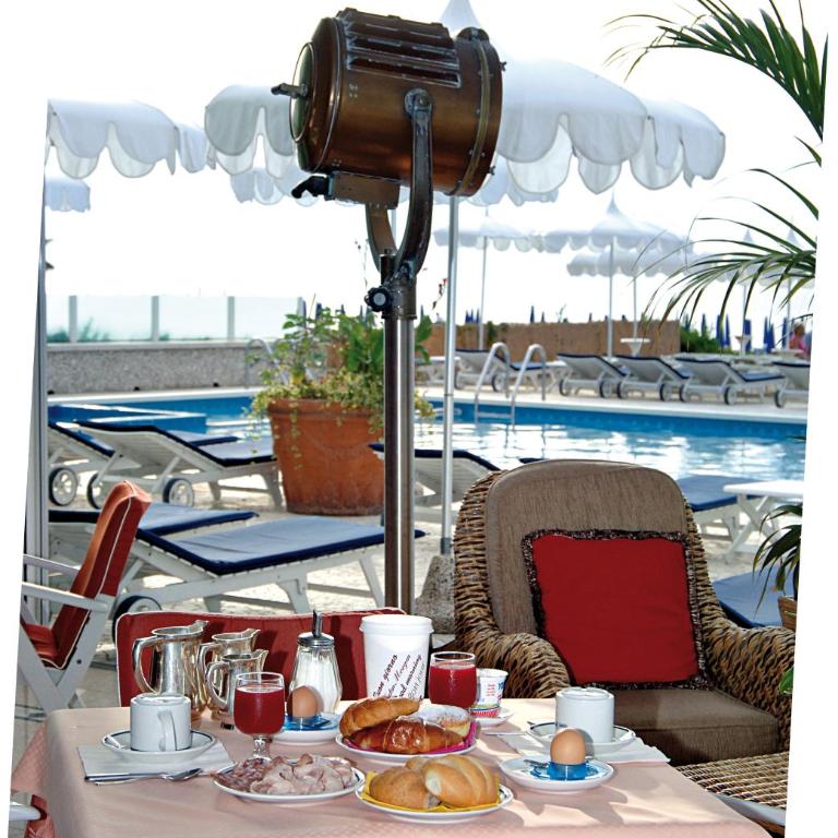 Hotel Beny - Camera Tripla con Balcone e con Vista Mare Parziale - 5
