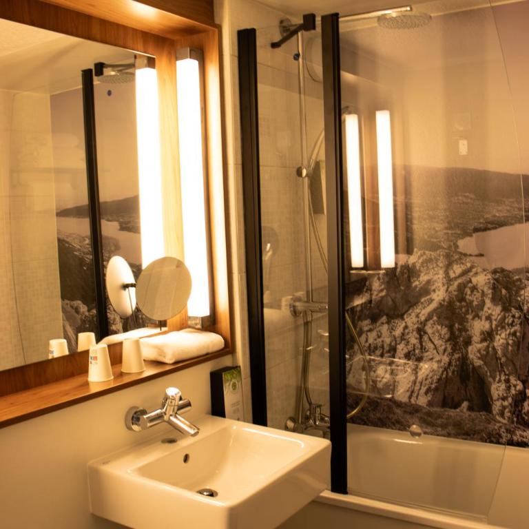 Campanile Annecy - Cran Gevrier - Chambre Double Supérieure avec 1 Lit Double et 1 Lit Junior - 7