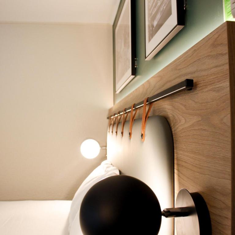 Campanile Annecy - Cran Gevrier - Chambre Double Supérieure avec 1 Lit Double et 1 Lit Junior - 2