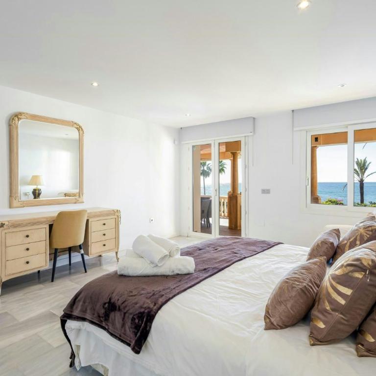 Frontline beachside villa with a private pool - Maison de Vacances - 3