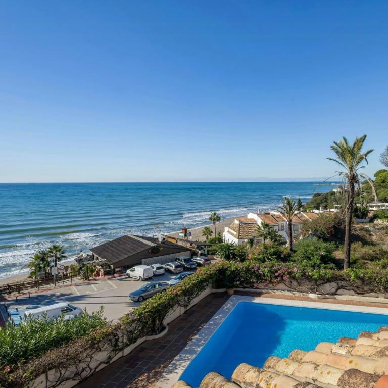 Frontline beachside villa with a private pool - Maison de Vacances - 1