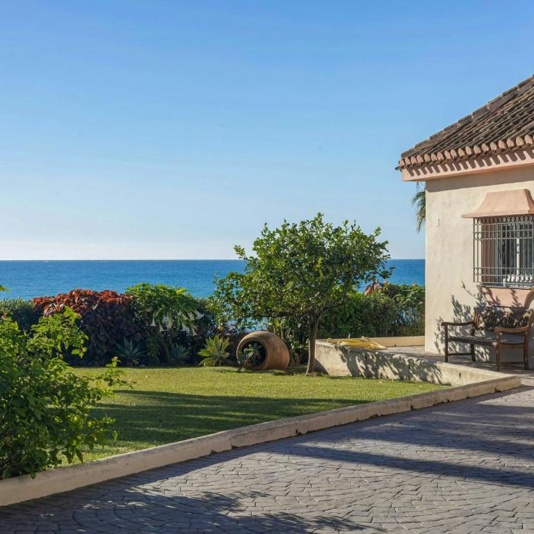 Frontline beachside villa with a private pool - Maison de Vacances - 4