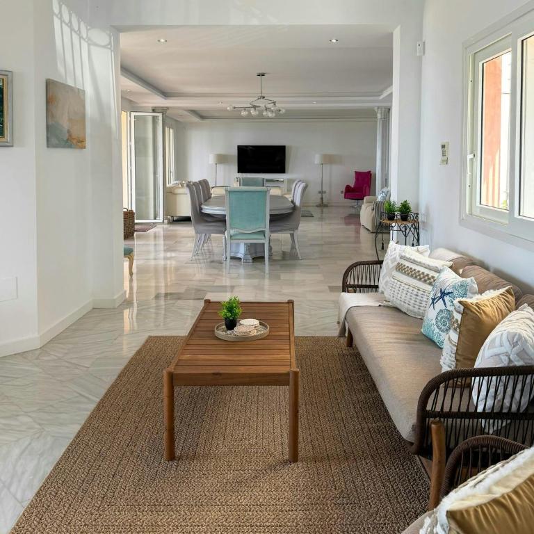 Frontline beachside villa with a private pool - Maison de Vacances - 11