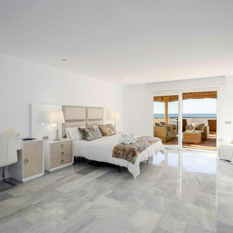 Frontline beachside villa with a private pool - Maison de Vacances - 16