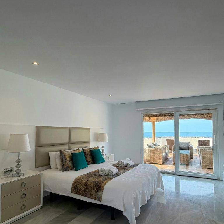 Frontline beachside villa with a private pool - Maison de Vacances - 17