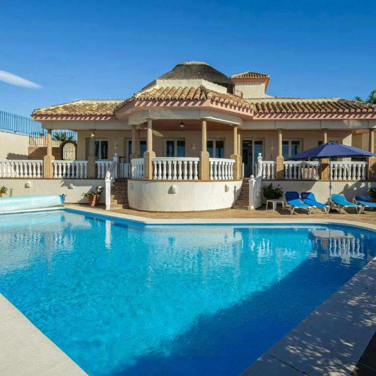 Frontline beachside villa with a private pool - Maison de Vacances - 28
