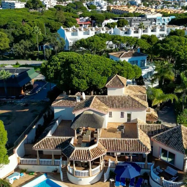 Frontline beachside villa with a private pool - Maison de Vacances - 34