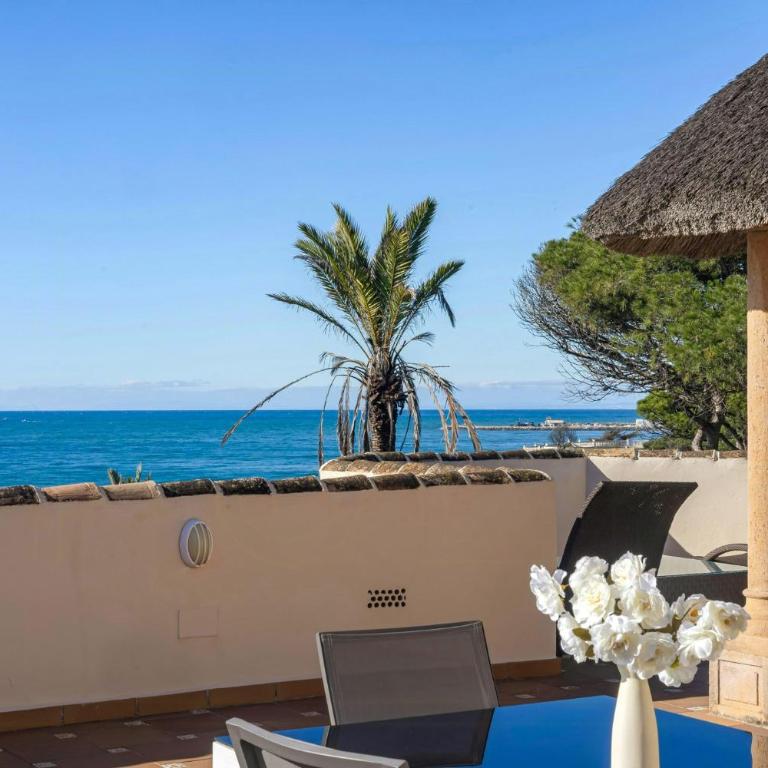 Frontline beachside villa with a private pool - Maison de Vacances - 32