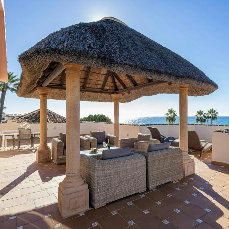 Frontline beachside villa with a private pool - Maison de Vacances - 37